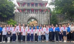 Đoàn đại biểu thiếu nhi Lạng Sơn tại Hữu Nghị Quan (Quảng Tây, Trung Quốc). 