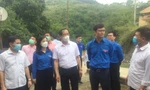 Anh Bùi Quang Huy (thứ 2 từ phải sang), Bí thư Thường trực TƯ Đoàn đến kiểm tra, khảo sát thực tế hoạt động của Làng TNLN biên giới Thụy Hùng -Ảnh: Duy Chiến 