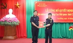 Lãnh đạo Tổng cục Hải quan trao Quyết định cho tân cục trưởng Hải quan Cao Bằng Lê Viết Phong (bìa trái) -Ảnh: V. Tiệp