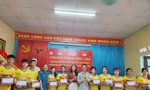 Tặng quà cho các VĐV.
