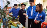 Tuổi trẻ Lạng Sơn hào hứng với sản vật riêng có của quê hương -Ảnh: Duy Chiến 