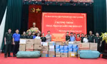 Ban Thanh niên Quân đội tặng quà cho nhân dân tỉnh Thái Nguyên. (ảnh: Giang Nam)