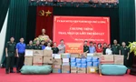 Ban Thanh niên Quân đội tặng quà cho nhân dân tỉnh Thái Nguyên. (ảnh: Giang Nam)