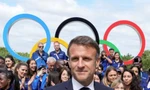 Tổng thống Pháp Emmanuel Macron gặp gỡ các vận động viên khi ông thăm Làng Olympic Paris ngày 22/7. (Ảnh: Reuters)