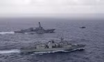 Tàu khu trục tên lửa dẫn đường USS Chung-Hoon của Hải quân Mỹ cùng tàu khu trục HMCS Montreal của Hải quân Hoàng gia Canada trong hoạt động phối hợp ở châu Á tháng 5/2023. (Ảnh: Reuters)