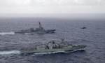 Tàu khu trục tên lửa dẫn đường USS Chung-Hoon của Hải quân Mỹ cùng tàu khu trục HMCS Montreal của Hải quân Hoàng gia Canada trong hoạt động phối hợp ở châu Á tháng 5/2023. (Ảnh: Reuters)