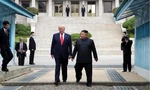 Ông Trump và Chủ tịch Triều Tiên Kim Jong Un trong lần gặp gỡ ở khu phi quân sự giữa Triều Tiên và Hàn Quốc. (Ảnh: Getty)