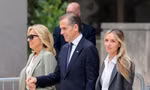 Ông Hunter Biden cùng mẹ và vợ rời phòng xử án ngày 11/6. (Ảnh: Reuters)