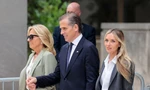 Ông Hunter Biden cùng mẹ và vợ rời phòng xử án ngày 11/6. (Ảnh: Reuters)