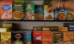 Các hộp gia vị trong một quầy bán hàng ở New Delhi ngày 29/4. (Ảnh: Reuters)