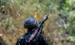 Một thành viên của Liên minh Quốc gia Karen. (Ảnh: Reuters)
