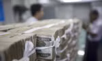 Đồng kyat của Myanmar đang giảm xuống mức kỷ lục so với đô la Mỹ. (Ảnh: Reuters)