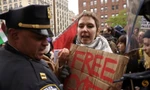 Cảnh sát và người biểu tình tại ĐH Columbia. (Ảnh: Reuters)
