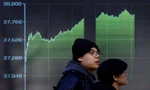 Bảng điện tử thể hiện chỉ số Nikkei ở Tokyo ngày 13/2. (Ảnh: Reuters)