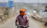 Một người Ấn Độ đạp xe ở New Delhi ngày 27/5. (Ảnh: Reuters)