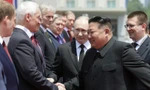 Tổng thống Nga Vladimir Putin giới thiệu các quan chức Nga với Chủ tịch Triều Tiên Kim Jong Un trong lễ đón ngày 19/6. (Ảnh: Reuters)