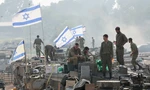 Lính Israel đứng trên xe tăng ở miền nam Israel ngày 1/1/2024. (Ảnh: Reuters)