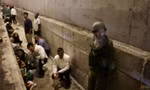 Người dân ở miền trung Israel xuống nơi trú ẩn ngày 1/10. (Ảnh: Reuters)