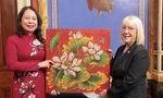 Phó Chủ tịch nước Võ Thị Ánh Xuân tặng tranh cho Chủ tịch thường trực Thượng viện Mỹ Patty Murray. (Ảnh: VNA) 