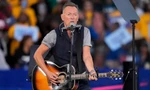 Bruce Springsteen biểu diễn trong cuộc vận động của bà Harris ngày 24/10. (Ảnh: AP)