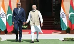 Thủ tướng Ấn Độ Narendra Modi đón Thủ tướng Maldives đến New Delhi ngày 7/10. (Ảnh: EPA)