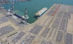 Ô tô chờ xuất khẩu ở cảng Yên Đài, tỉnh Sơn Đông, Trung Quốc. ̣(Ảnh: Reuters)