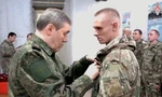 Tướng Valery Gerasimov trao huy chương cho những người góp phần tạo nên chiến thắng ở Avdiivka. (Ảnh: BQP Nga)