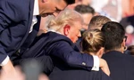 Ông Trump sau khi bị bắn sượt qua tai trong sự kiện ngày 13/7. (Ảnh: Reuters)