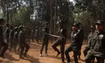 Lực lượng nổi dậy huấn luyện quân ở Karen, Myanmar. (Ảnh: Reuters)