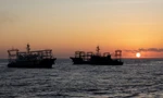 Tàu dân quân biển Trung Quốc gần đá Cỏ Mây ngày 5/3. (Ảnh: Reuters)