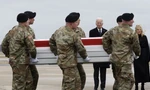 Tổng thống Mỹ Joe Biden và Phu nhân tại lễ đón thi thể 3 lính Mỹ. (Ảnh: Reuters)