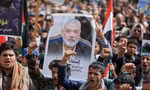 Người biểu tình giơ cao tấm áp phích có hình thủ lĩnh Hamas bị ám sát Ismail Haniyeh trong cuộc biểu tình thể hiện sự đoàn kết với người Palestine ở bên ngoài văn phòng Liên Hợp Quốc tại Yemen ngày 3/8. (Ảnh: Reuters)