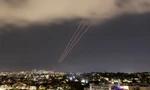 Tên lửa đánh chặn của Israel hoạt động sáng 14/4. (Ảnh: Reuters)