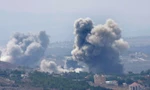 Khói bốc lên từ ngôi làng ở miền nam Li-băng sau một cuộc tấn công của Israel. (Ảnh: AP)