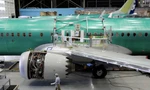 Một công nhân đi ngang qua chiếc 737 MAX-9 mới của Boeing đang được chế tạo tại cơ sở sản xuất ở Renton, Washington, Mỹ, ngày 13//2/2017. (Ảnh: Reuters)