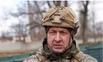  Trung tướng Oleksandr Pavliuk thăm các vị trí chiến đấu trên chiến trường vùng Donetsk ngày 19/2/2022. (Ảnh: Reuters) 