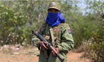 Một thành viên Quân đội Liên minh dân chủ quốc gia Myanmar (MNDAA) cầm súng canh gác gần căn cứ quân sự ở Kokang tháng 3/2015. (Ảnh: Reuters)