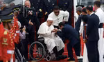 Giáo hoàng Francis được chào đón khi đến sân bay Jakarta. (Ảnh: Reuters)
