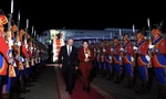 Tổng thống Nga Vladimir Putin đến sân bay Ulaanbaatar tối 2/9. (Ảnh: Reuters)