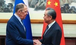 Ngoại trưởng Nga Sergei Lavrov trong một dịp gặp Bộ trưởng Ngoại giao Trung Quốc Vương Nghị. (Ảnh: AP)