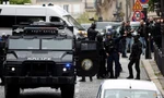 Cảnh sát bao vây hiện trường quanh lãnh sự quán Iran ở Paris sau khi nhận được tin báo. (Ảnh: Reuters)