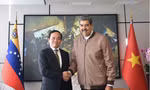 Tổng thống Venezuela Nicolás Maduro chào mừng Phó Thủ tướng Trần Lưu Quang tới thăm Venezuela. (Ảnh: VGP) 