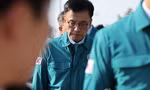 Quyền Tổng thống Hàn Quốc Choi Sang-mok đến thăm sân bay quốc tế Muan, cách thủ đô Seoul 288 km về phía tây nam, để gặp gia đình các nạn nhân của vụ tai nạn máy bay chết người ngày 29/12. (Ảnh: Yonhap)