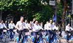 Thủ tướng Phạm Minh Chính và Thủ tướng Hà Lan Mark Rutte cùng đạp xe ở Hà Nội trong dịp gặp vào tháng 11/2023. (Ảnh: Như Ý)