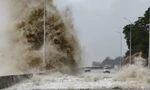 Sóng lớn ập vào một con đường ở tỉnh Phúc Kiến ngày 26/7. (Ảnh: Xinhua)