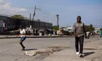 Một thi thể bị bỏ mặc trên đường phố thủ đô Port-au-Prince của Haiti. (Ảnh: AP)