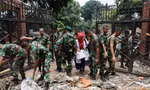  Quân đội dọn dẹp lối vào khu dinh thự thủ tướng Bangladesh, sau khi bà Sheikh Hasina từ chức và rời khỏi đất nước. (Ảnh: Reuters) 