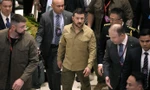 Tổng thống Ukraine Volodymir Zelensky đến dự Đối thoại Shangri-La ở Singapore với trang phục thời chiến thường thấy. (Ảnh: Reuters)