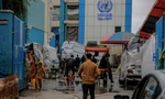 Lối vào một ngôi trường của UNRWA ở Dải Gaza được dùng làm nơi tị nạn cho những người Palestine mất nhà cửa. (Ảnh: Getty)