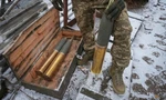 Một quân nhân Ukraine thuộc Lữ đoàn tấn công đường không Galicia số 80 chuẩn bị đạn pháo L119 về phía quân đội Nga tại vị trí gần Bakhmut ở vùng Donetsk ngày 25/1. (Ảnh: Reuters)